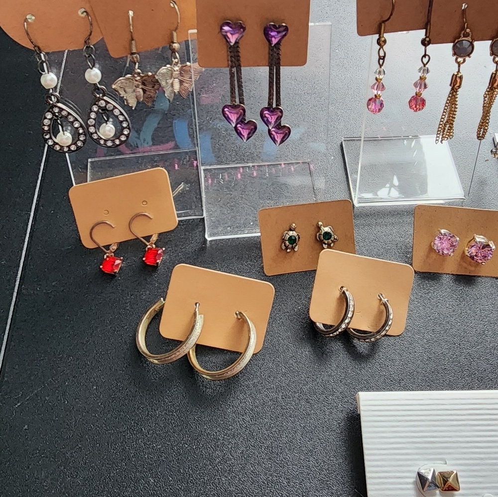 21 Elegant Assorted Earrings & Necklace - Picture 4 of 7